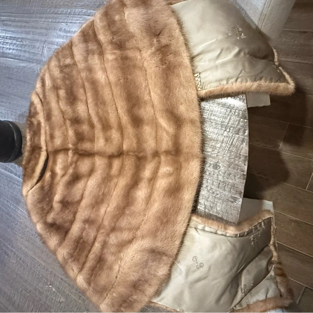 Luxurious Brown Fur Coat - Picture 9 of 9